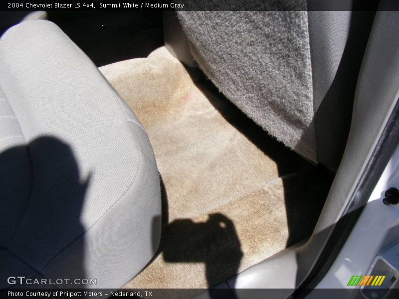Summit White / Medium Gray 2004 Chevrolet Blazer LS 4x4