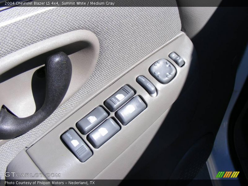 Summit White / Medium Gray 2004 Chevrolet Blazer LS 4x4