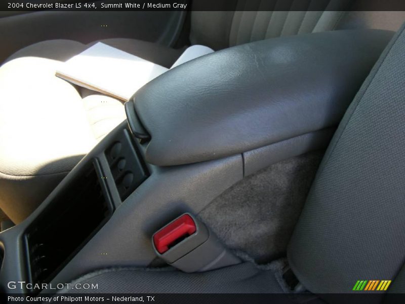 Summit White / Medium Gray 2004 Chevrolet Blazer LS 4x4