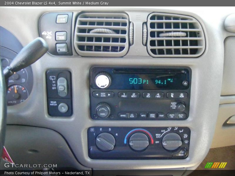 Summit White / Medium Gray 2004 Chevrolet Blazer LS 4x4