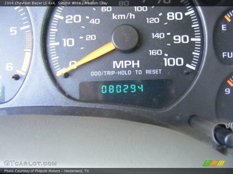 Summit White / Medium Gray 2004 Chevrolet Blazer LS 4x4