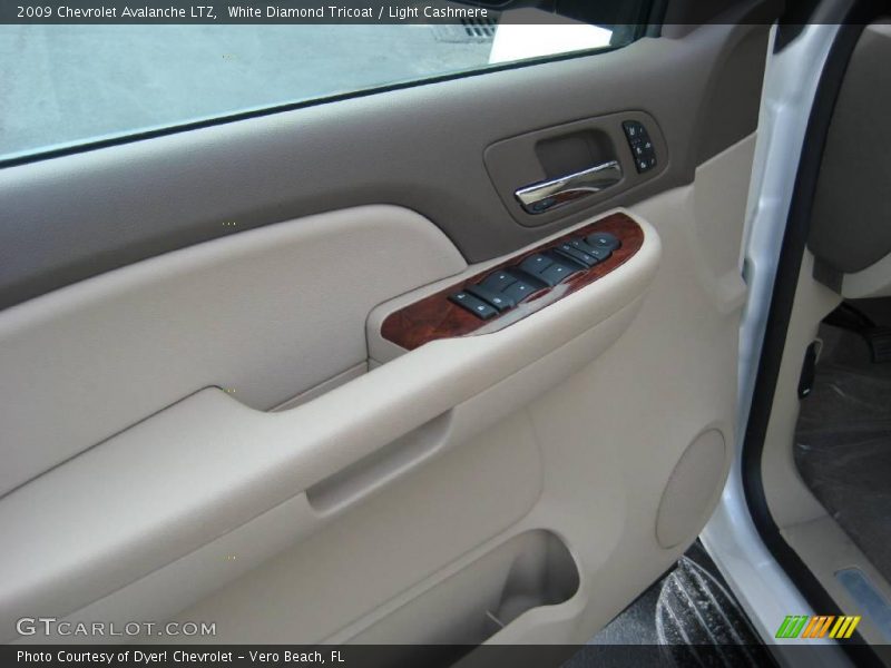 White Diamond Tricoat / Light Cashmere 2009 Chevrolet Avalanche LTZ