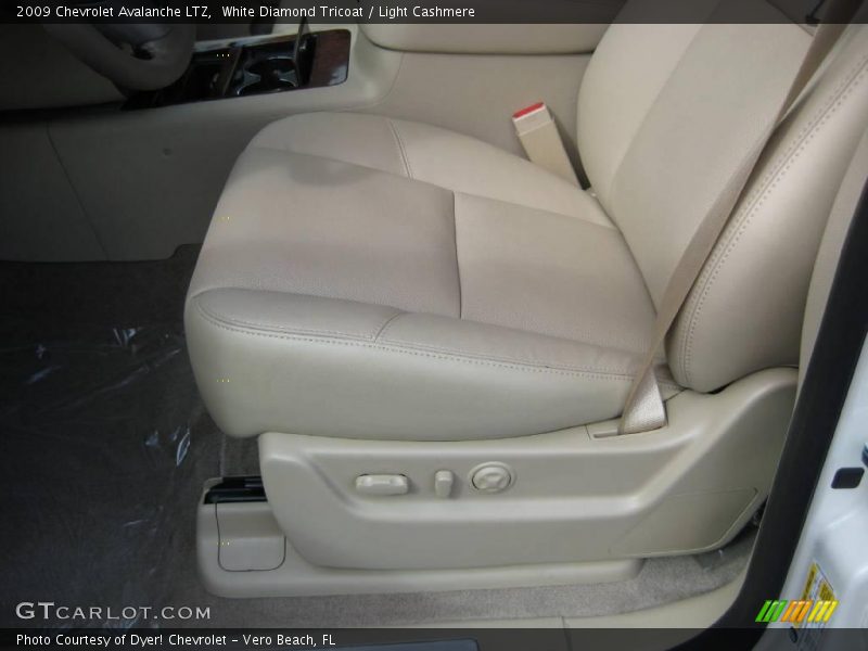 White Diamond Tricoat / Light Cashmere 2009 Chevrolet Avalanche LTZ