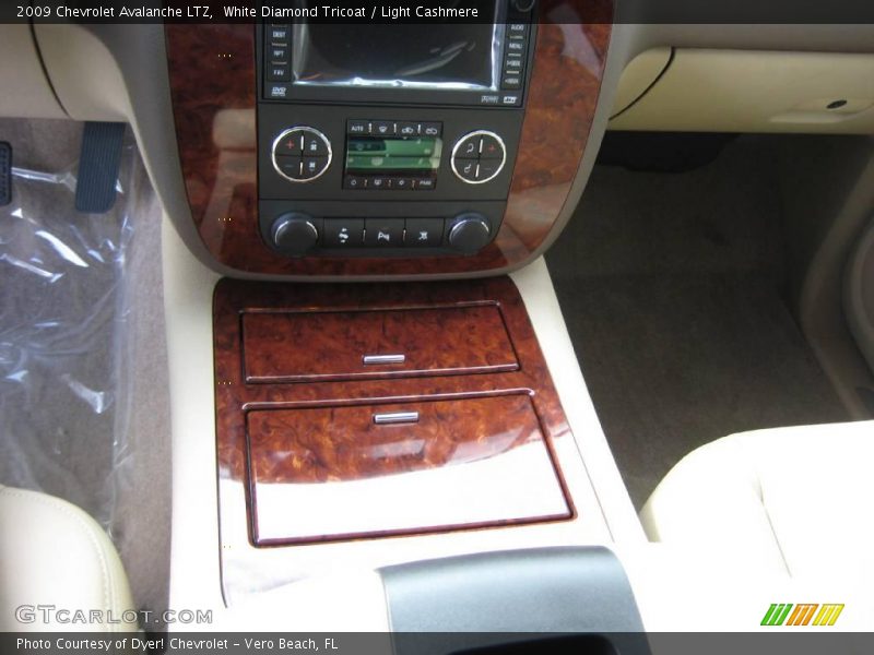 White Diamond Tricoat / Light Cashmere 2009 Chevrolet Avalanche LTZ