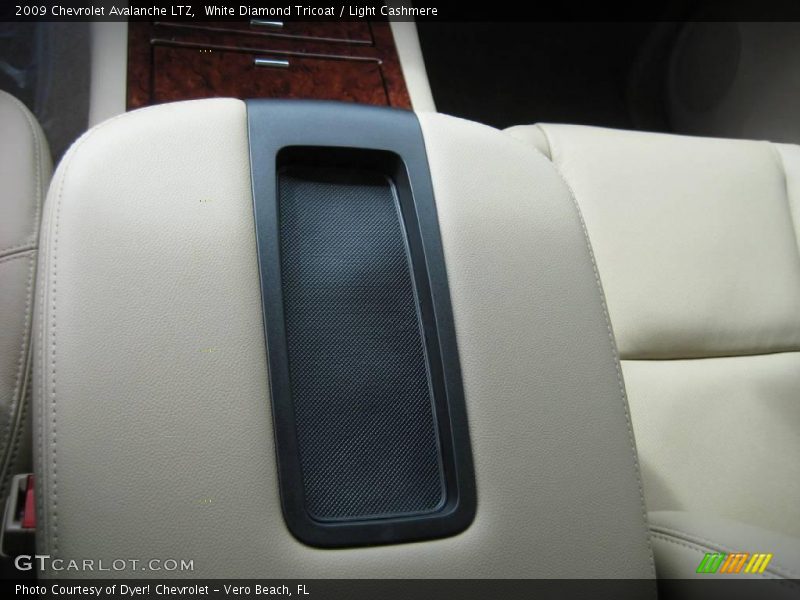 White Diamond Tricoat / Light Cashmere 2009 Chevrolet Avalanche LTZ