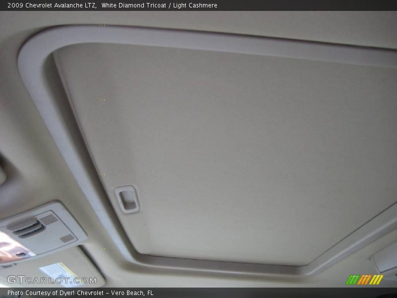 White Diamond Tricoat / Light Cashmere 2009 Chevrolet Avalanche LTZ