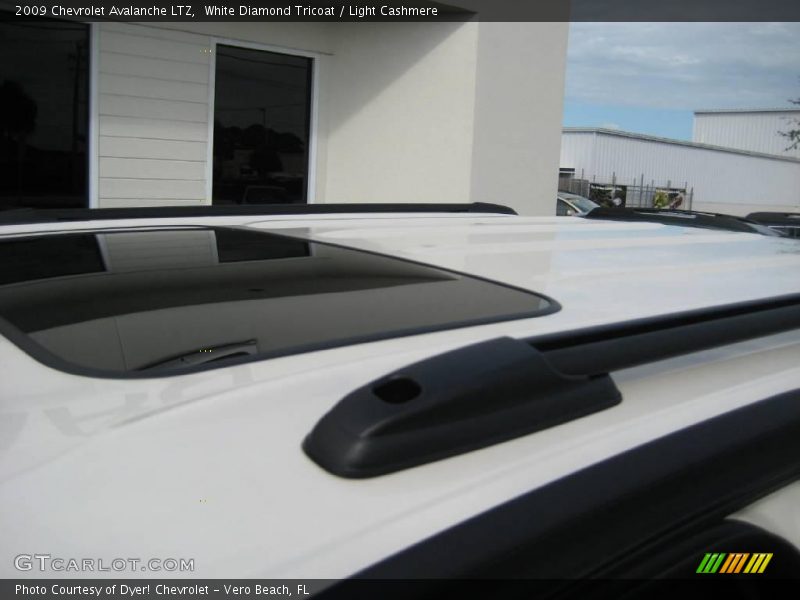 White Diamond Tricoat / Light Cashmere 2009 Chevrolet Avalanche LTZ