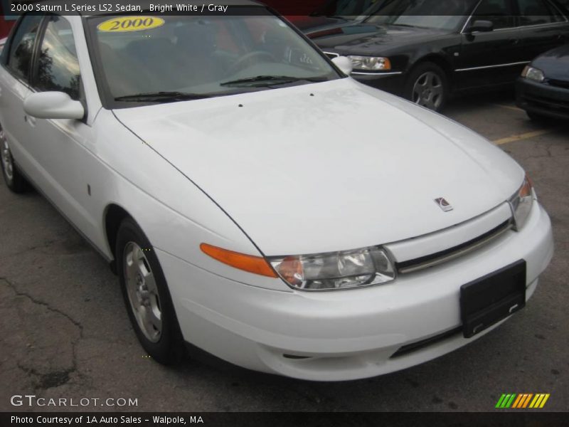 Bright White / Gray 2000 Saturn L Series LS2 Sedan