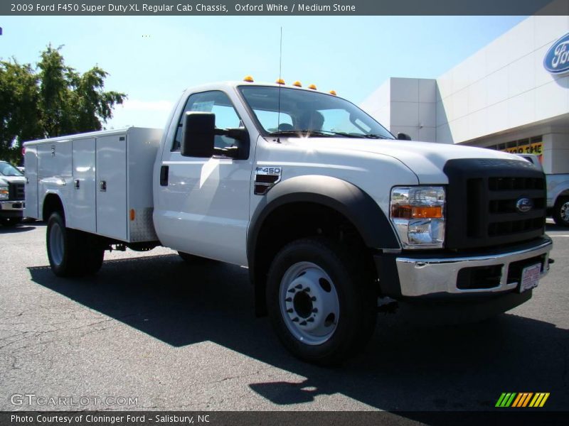 Oxford White / Medium Stone 2009 Ford F450 Super Duty XL Regular Cab Chassis