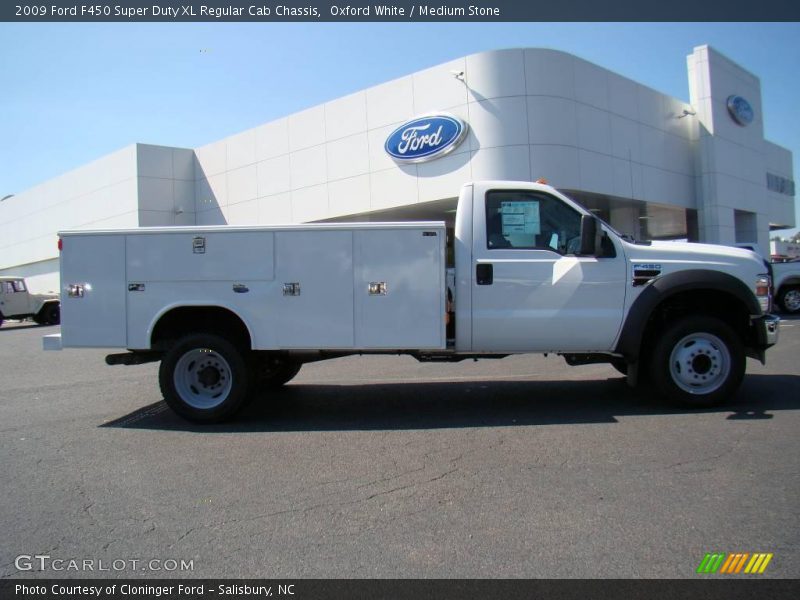 Oxford White / Medium Stone 2009 Ford F450 Super Duty XL Regular Cab Chassis