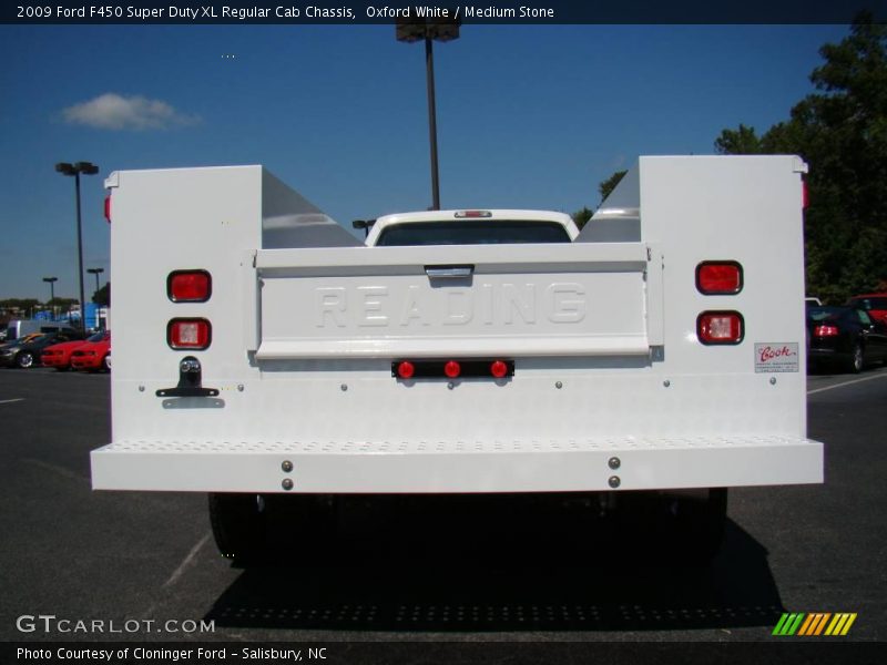 Oxford White / Medium Stone 2009 Ford F450 Super Duty XL Regular Cab Chassis