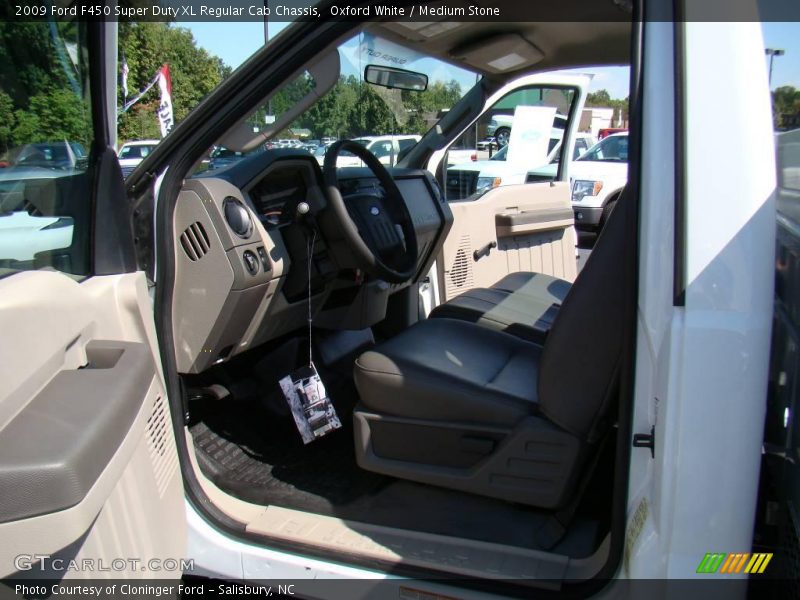 Oxford White / Medium Stone 2009 Ford F450 Super Duty XL Regular Cab Chassis