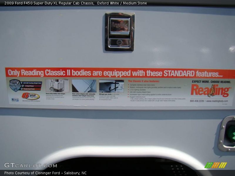 Oxford White / Medium Stone 2009 Ford F450 Super Duty XL Regular Cab Chassis