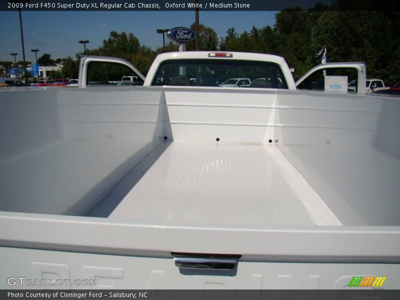 Oxford White / Medium Stone 2009 Ford F450 Super Duty XL Regular Cab Chassis