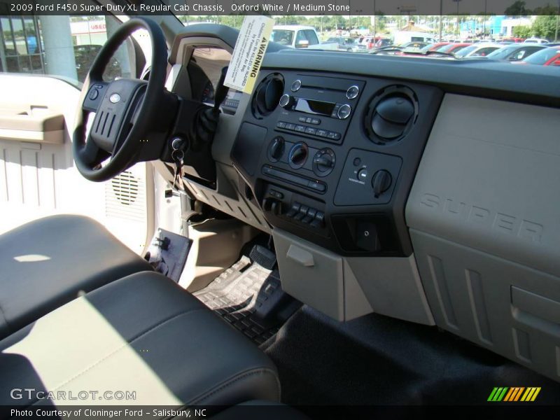 Oxford White / Medium Stone 2009 Ford F450 Super Duty XL Regular Cab Chassis