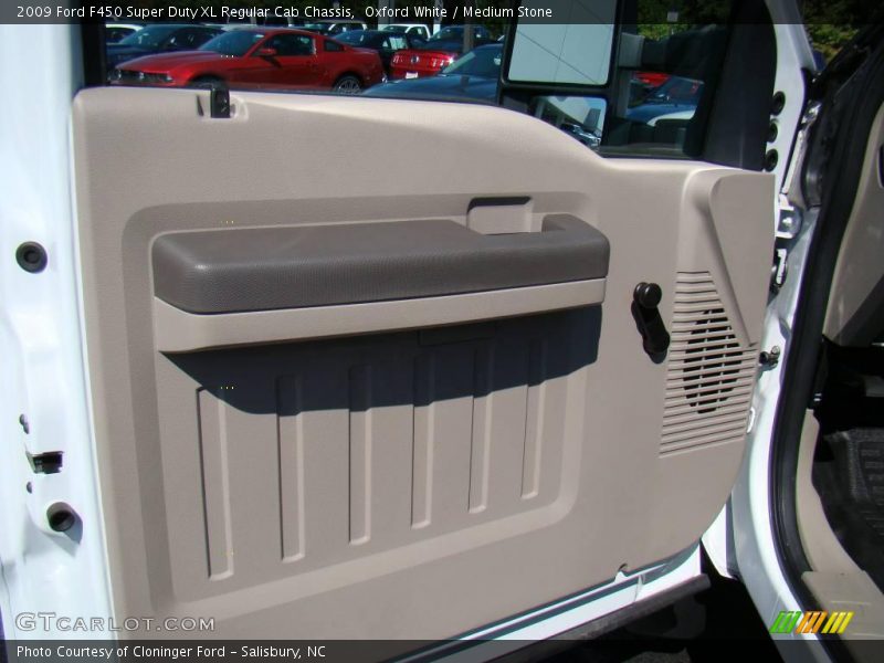 Oxford White / Medium Stone 2009 Ford F450 Super Duty XL Regular Cab Chassis