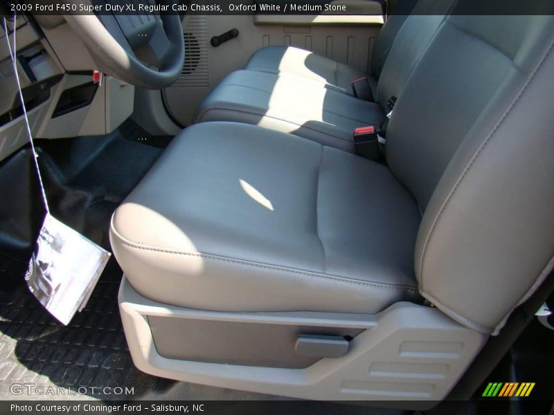 Oxford White / Medium Stone 2009 Ford F450 Super Duty XL Regular Cab Chassis