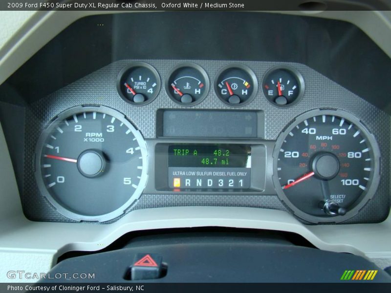Oxford White / Medium Stone 2009 Ford F450 Super Duty XL Regular Cab Chassis