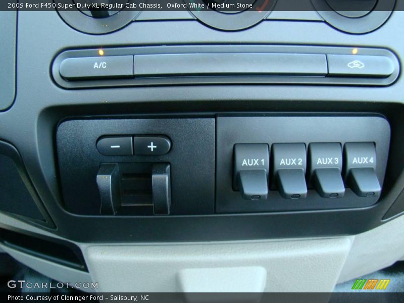 Oxford White / Medium Stone 2009 Ford F450 Super Duty XL Regular Cab Chassis