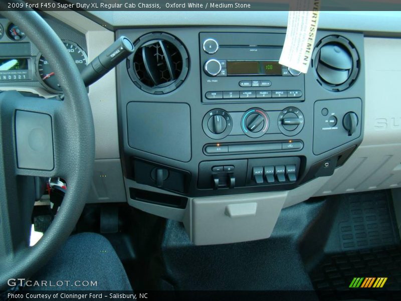 Oxford White / Medium Stone 2009 Ford F450 Super Duty XL Regular Cab Chassis