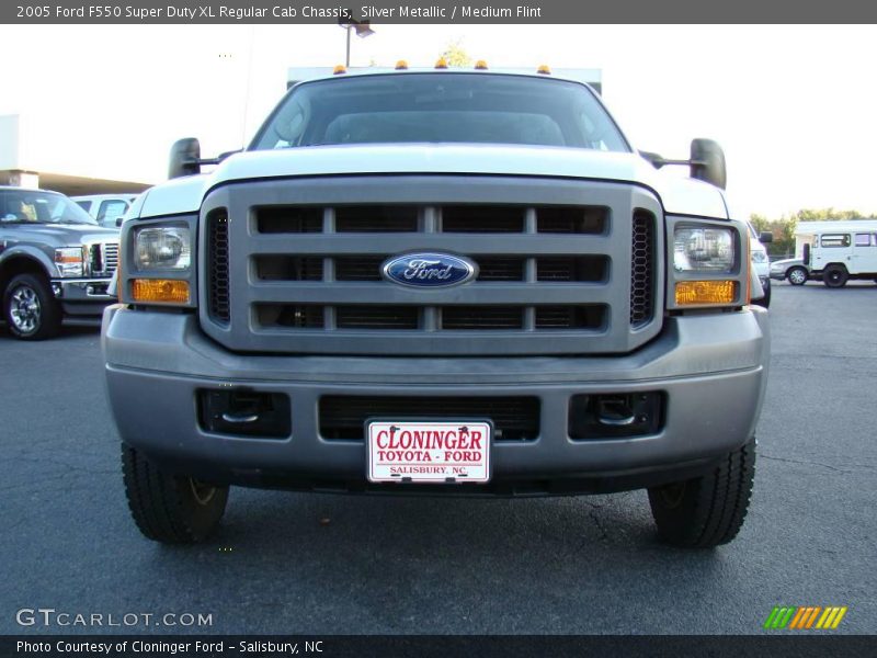 Silver Metallic / Medium Flint 2005 Ford F550 Super Duty XL Regular Cab Chassis