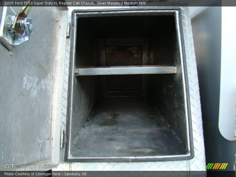 Silver Metallic / Medium Flint 2005 Ford F550 Super Duty XL Regular Cab Chassis