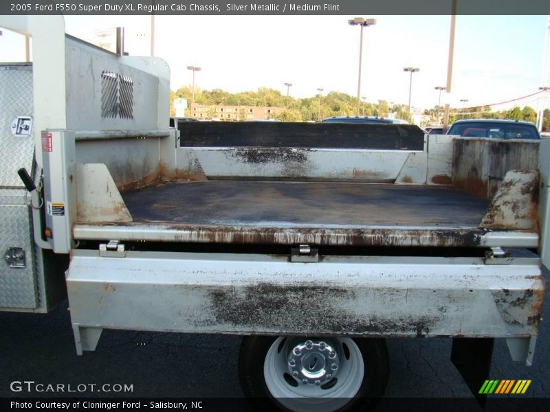 Silver Metallic / Medium Flint 2005 Ford F550 Super Duty XL Regular Cab Chassis