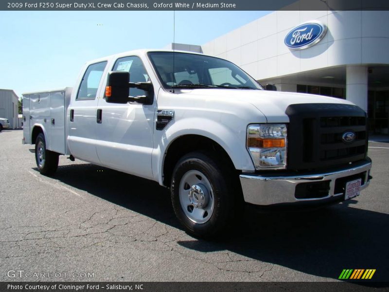 Oxford White / Medium Stone 2009 Ford F250 Super Duty XL Crew Cab Chassis