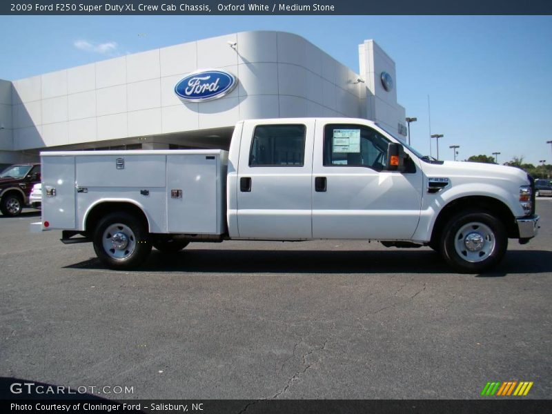 Oxford White / Medium Stone 2009 Ford F250 Super Duty XL Crew Cab Chassis