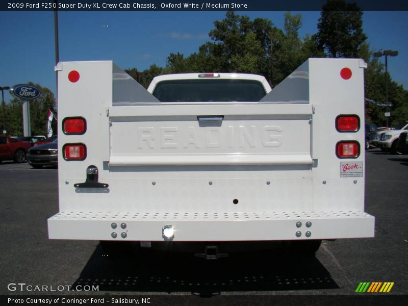Oxford White / Medium Stone 2009 Ford F250 Super Duty XL Crew Cab Chassis
