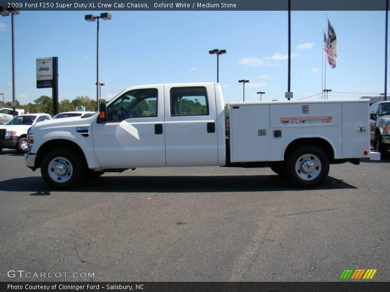 Oxford White / Medium Stone 2009 Ford F250 Super Duty XL Crew Cab Chassis