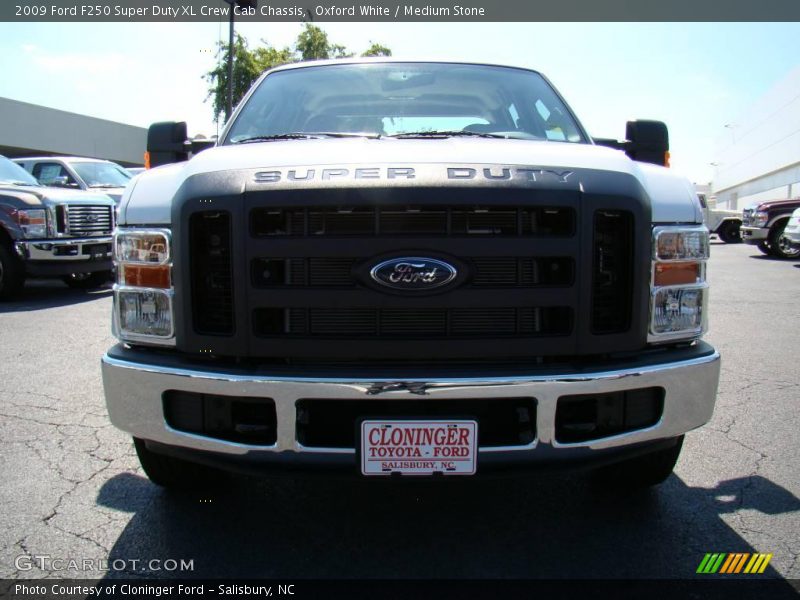 Oxford White / Medium Stone 2009 Ford F250 Super Duty XL Crew Cab Chassis