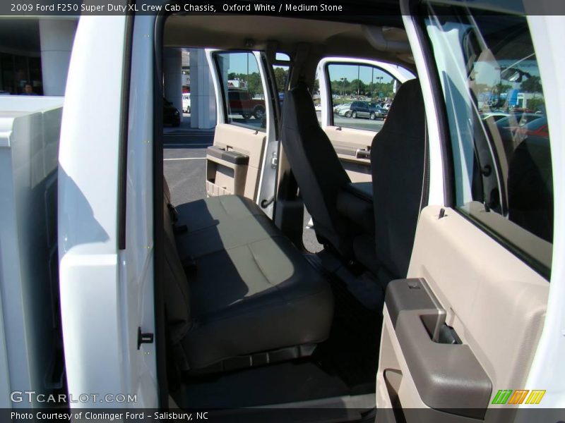 Oxford White / Medium Stone 2009 Ford F250 Super Duty XL Crew Cab Chassis
