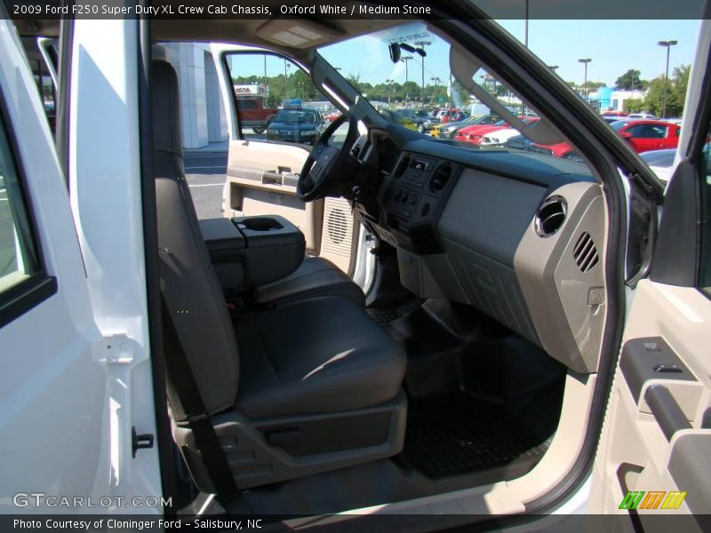 Oxford White / Medium Stone 2009 Ford F250 Super Duty XL Crew Cab Chassis
