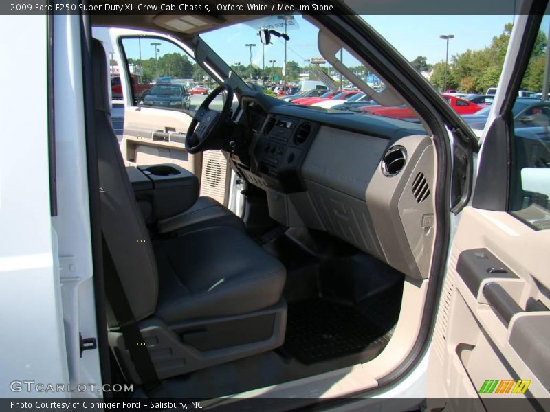 Oxford White / Medium Stone 2009 Ford F250 Super Duty XL Crew Cab Chassis