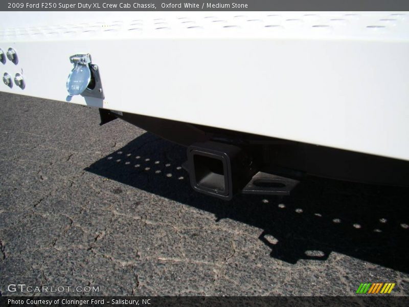 Oxford White / Medium Stone 2009 Ford F250 Super Duty XL Crew Cab Chassis
