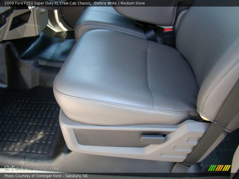 Oxford White / Medium Stone 2009 Ford F250 Super Duty XL Crew Cab Chassis