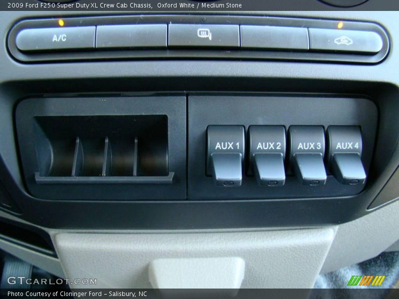 Oxford White / Medium Stone 2009 Ford F250 Super Duty XL Crew Cab Chassis