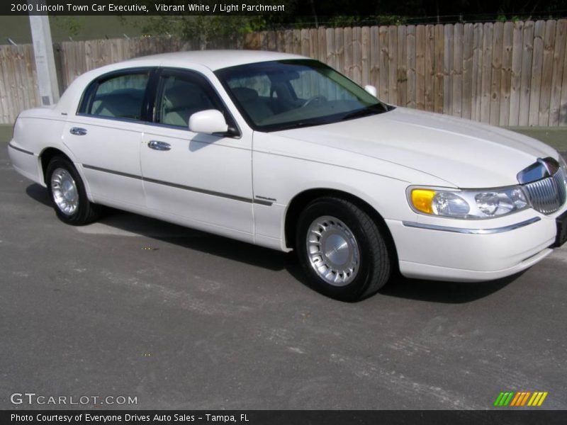 Vibrant White / Light Parchment 2000 Lincoln Town Car Executive