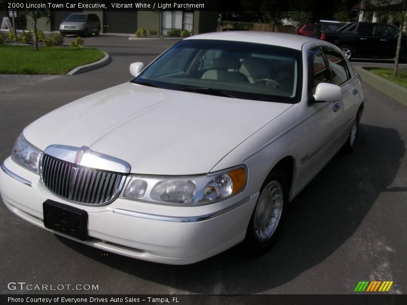 Vibrant White / Light Parchment 2000 Lincoln Town Car Executive