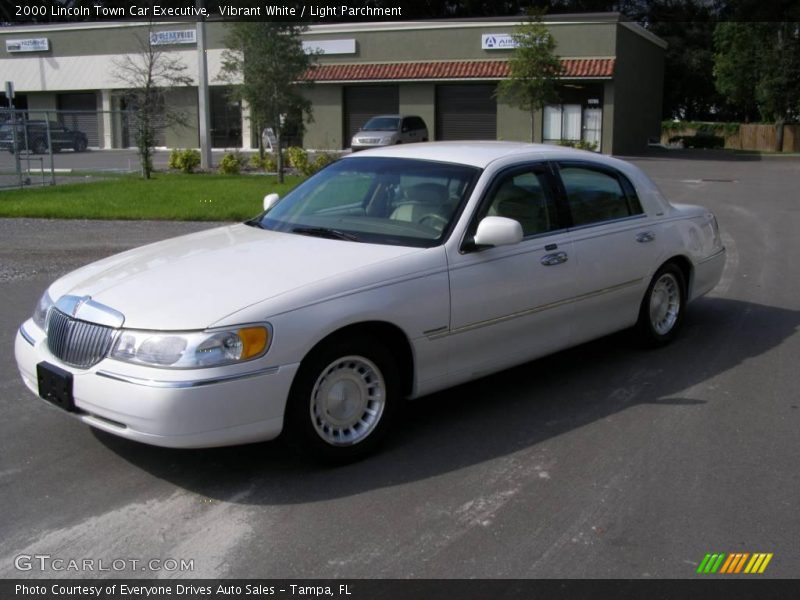 Vibrant White / Light Parchment 2000 Lincoln Town Car Executive
