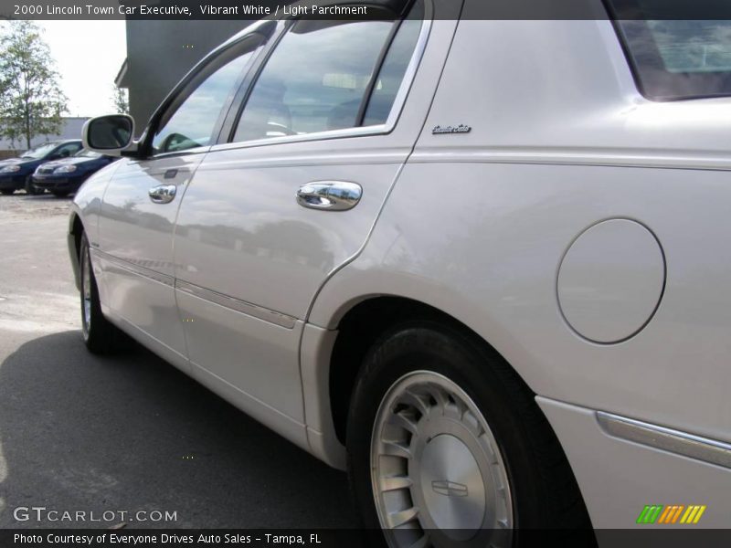 Vibrant White / Light Parchment 2000 Lincoln Town Car Executive