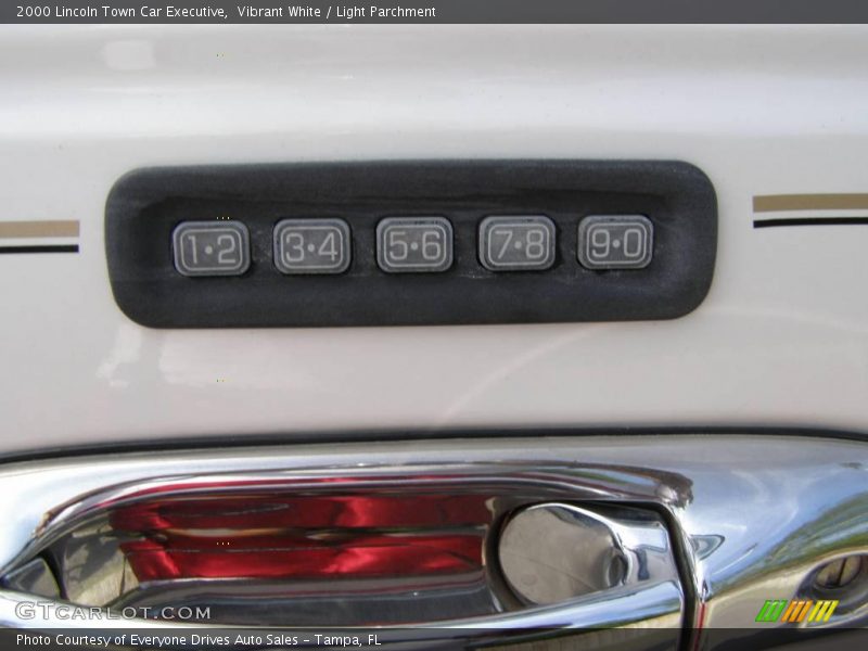 Vibrant White / Light Parchment 2000 Lincoln Town Car Executive