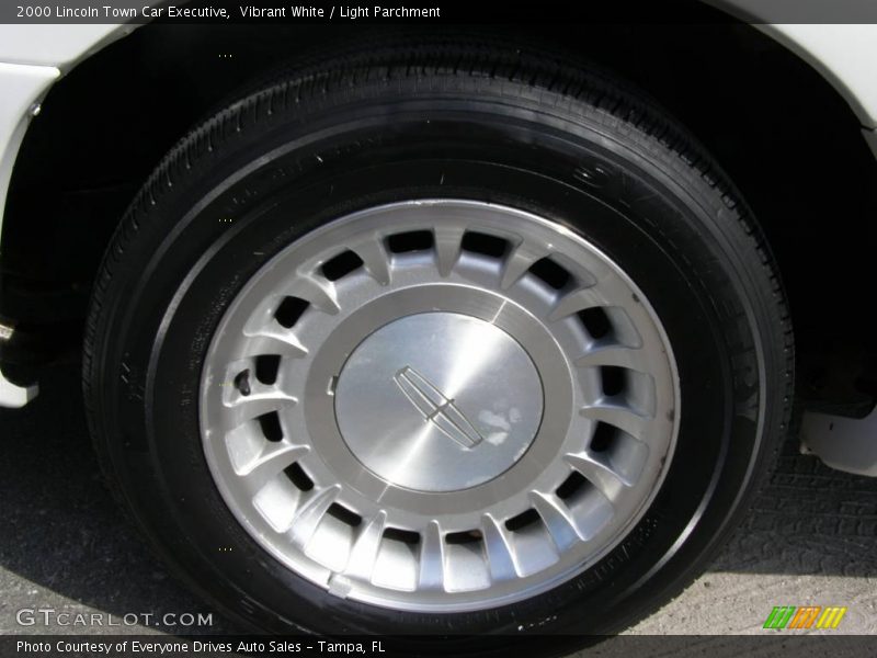 Vibrant White / Light Parchment 2000 Lincoln Town Car Executive