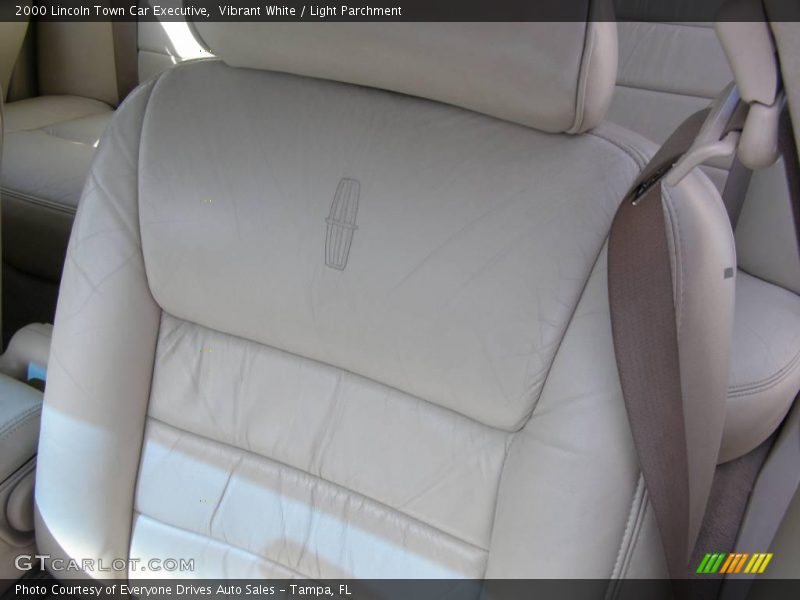 Vibrant White / Light Parchment 2000 Lincoln Town Car Executive