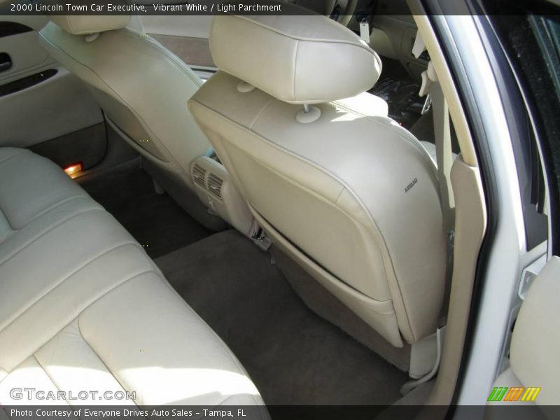 Vibrant White / Light Parchment 2000 Lincoln Town Car Executive