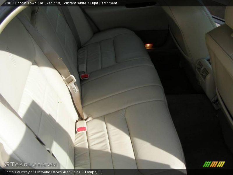 Vibrant White / Light Parchment 2000 Lincoln Town Car Executive