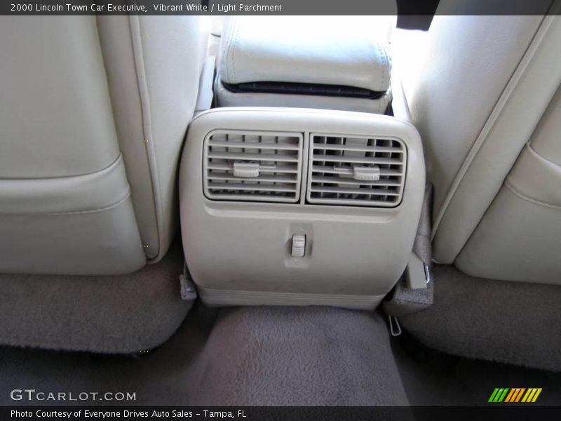 Vibrant White / Light Parchment 2000 Lincoln Town Car Executive