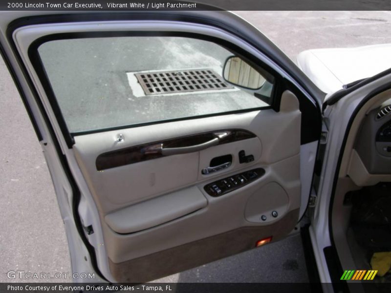 Vibrant White / Light Parchment 2000 Lincoln Town Car Executive