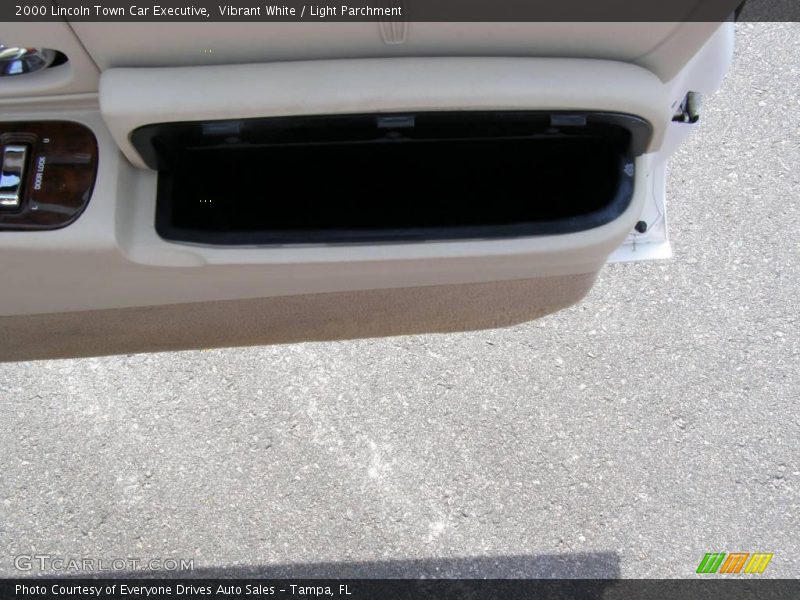 Vibrant White / Light Parchment 2000 Lincoln Town Car Executive